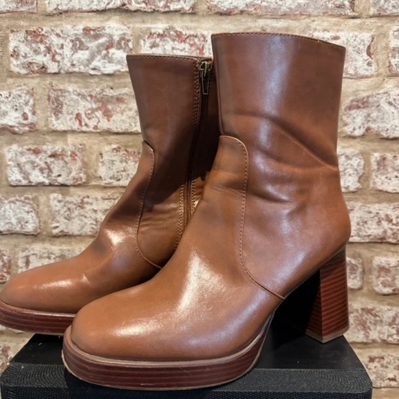 Chic Tan Leather Heeled Boots - Picture 1 of 3